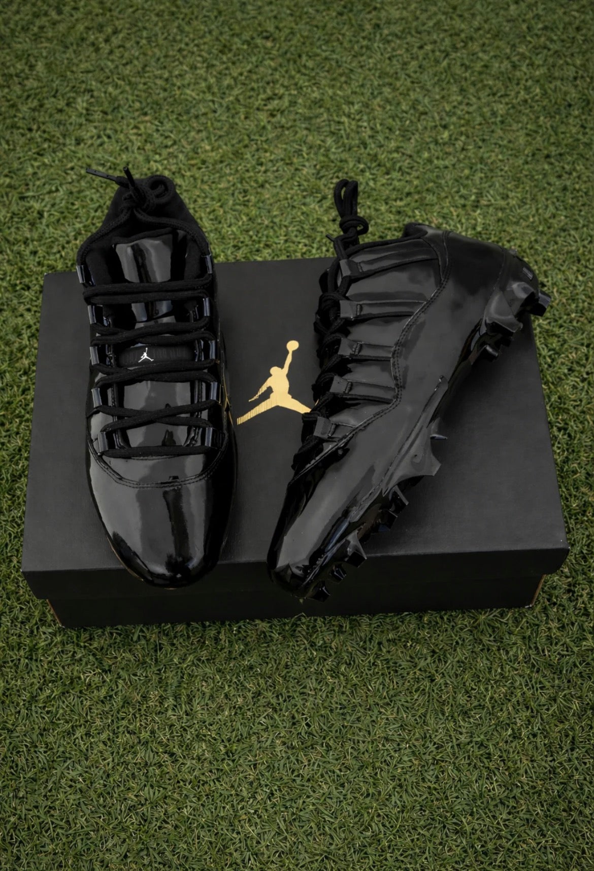 Retro Black Cleats 🖤